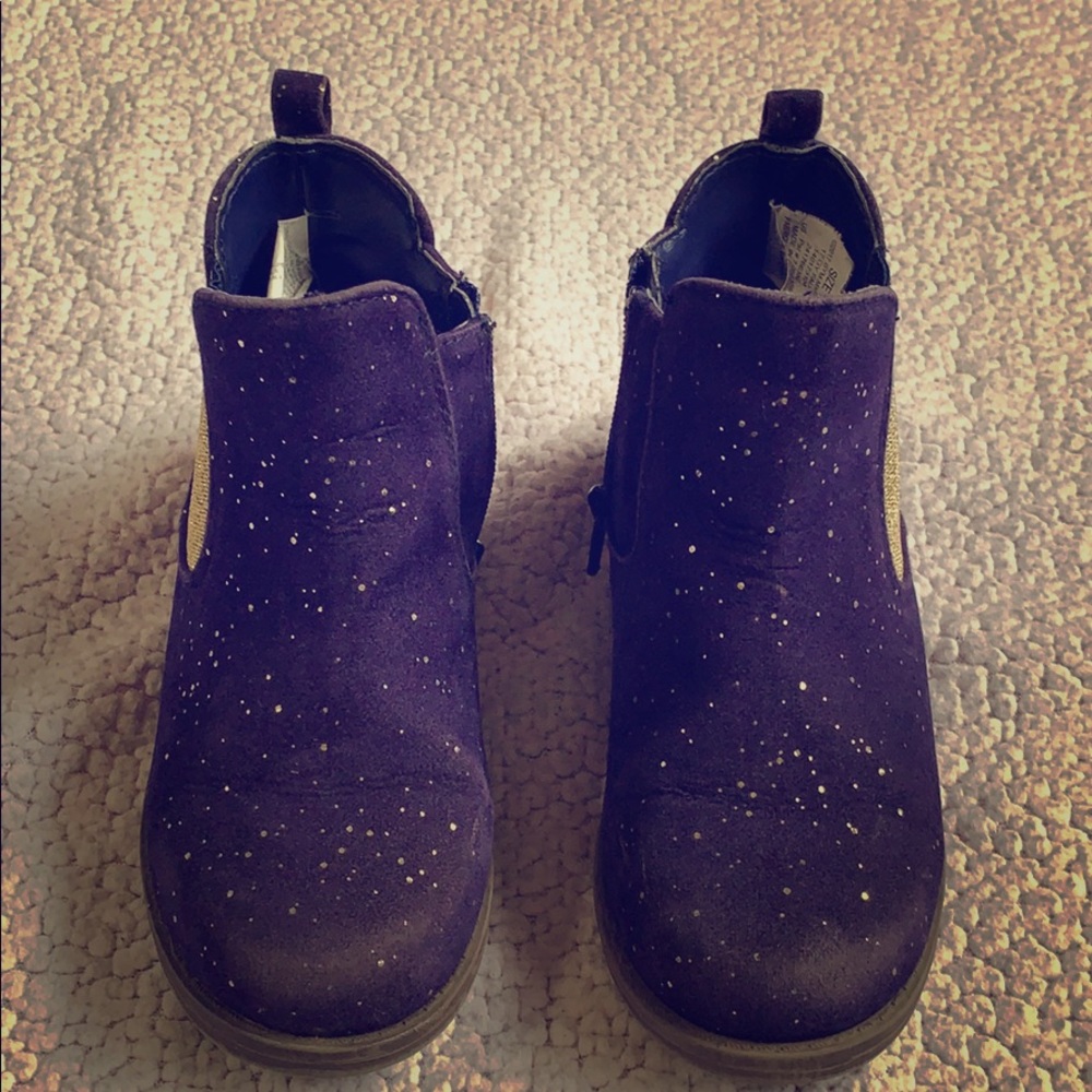 Little girls purple boots!
